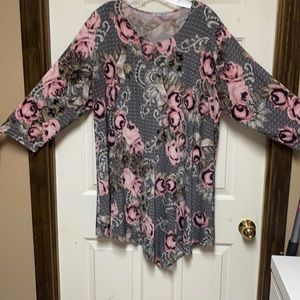 Magna long flowey top